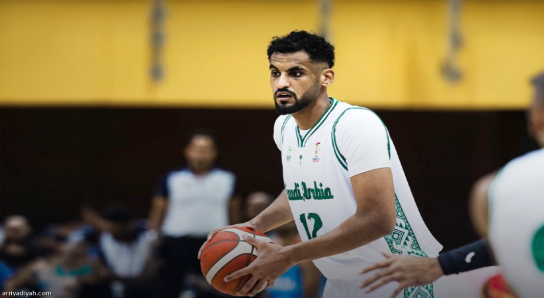 محمد السويلم لاعب المنتخب السعودي الأول لكرة السلة يحتفظ بالكرة خلال مواجهة قطر ضمن التصفيات الآسيوية الأولية المؤهلة للتصفيات النهائية من كأس العالم 2027، الإثنين (المركز الإعلامي ـ اتحاد السلة)