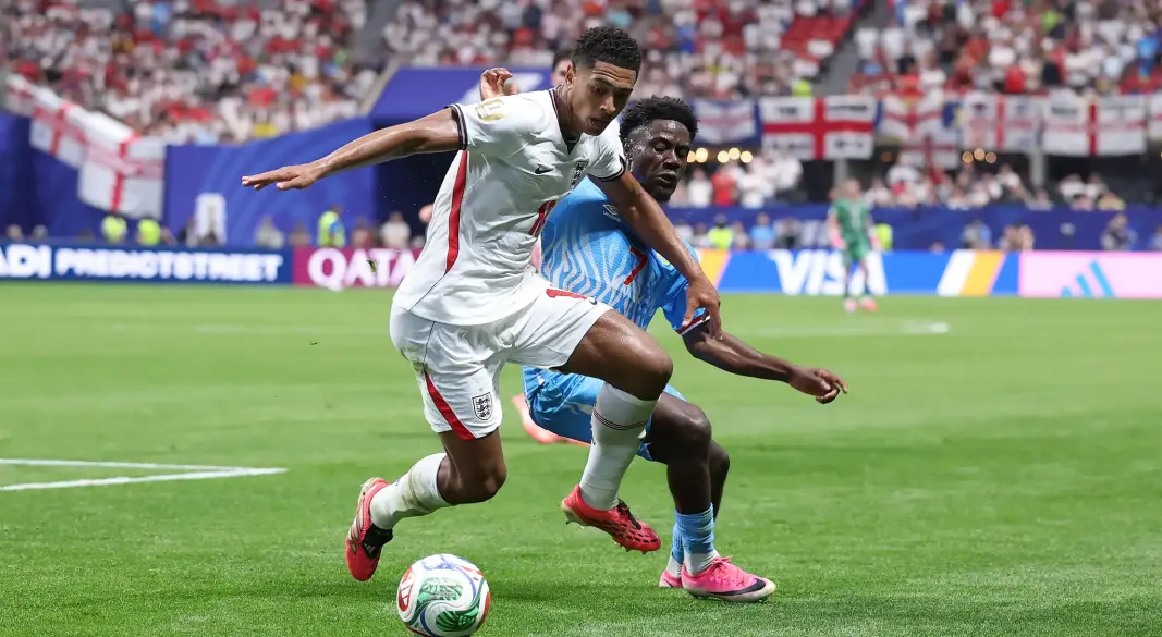 لاعبي منتخب الكونغو الديمقراطية وإنجلترا