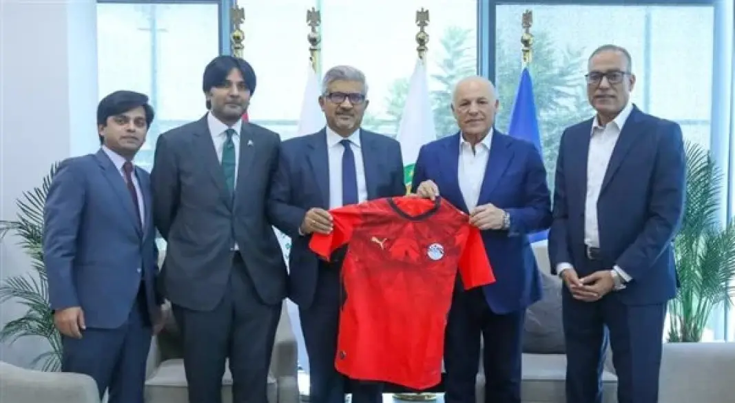 أبو ريدة يستقبل سفير باكستان