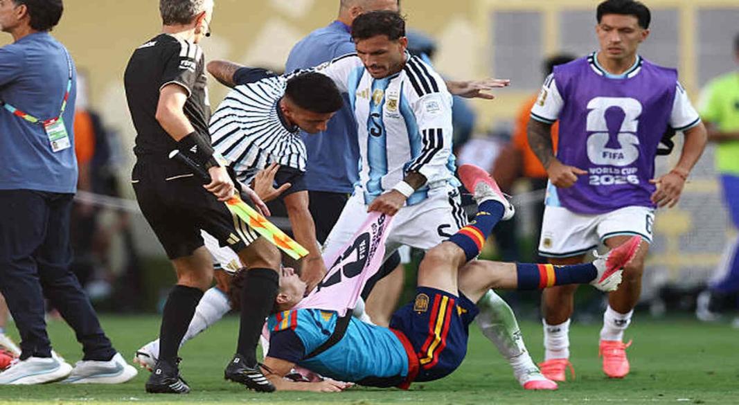 اشتباكات بين منتخب الارجنتين و اسبانيا