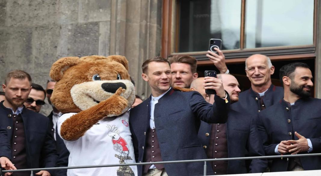 نوير يحتفل بلقب الدوري الألماني